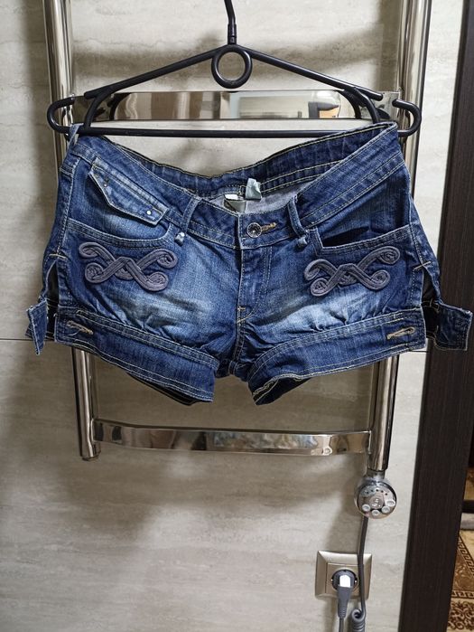 Шорты джинсовые. На бедрах заклёпки- можно растегнуть.
