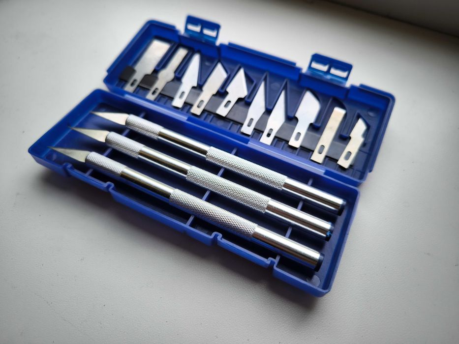 Набор из трёх скальпелей ножей с разными лезвиями в боксе