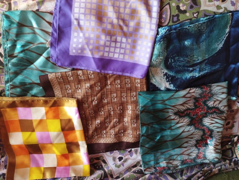 Lenços pequenos vintage. Novos