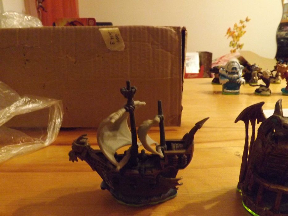 trzy figurki skylanders