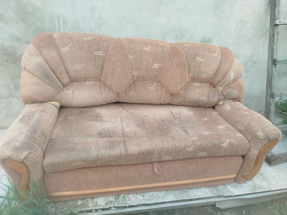 Продам диван в доброму стані.