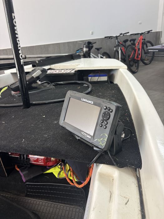 Barco de Pesca com 2 motores, sonda e Reboque incluído