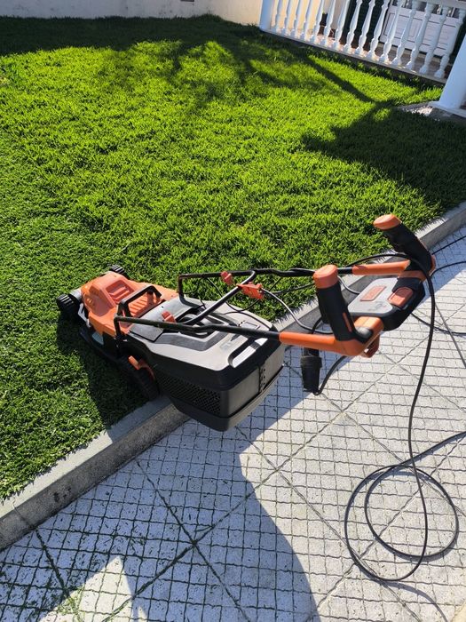 Corta-relva elétrico