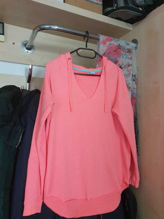 Luźna miękka koralowa bluza frotte neon z kapturem kangurka