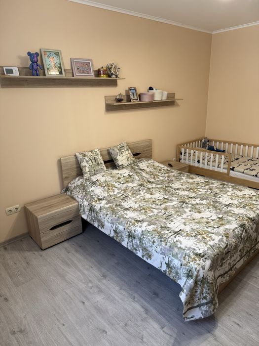 Меблі в спальню ліжко , 2 тумби , шафа , камод