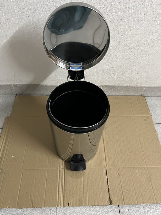 Caixote do lixo 20L Brabantia,em aço inox, com pedal.