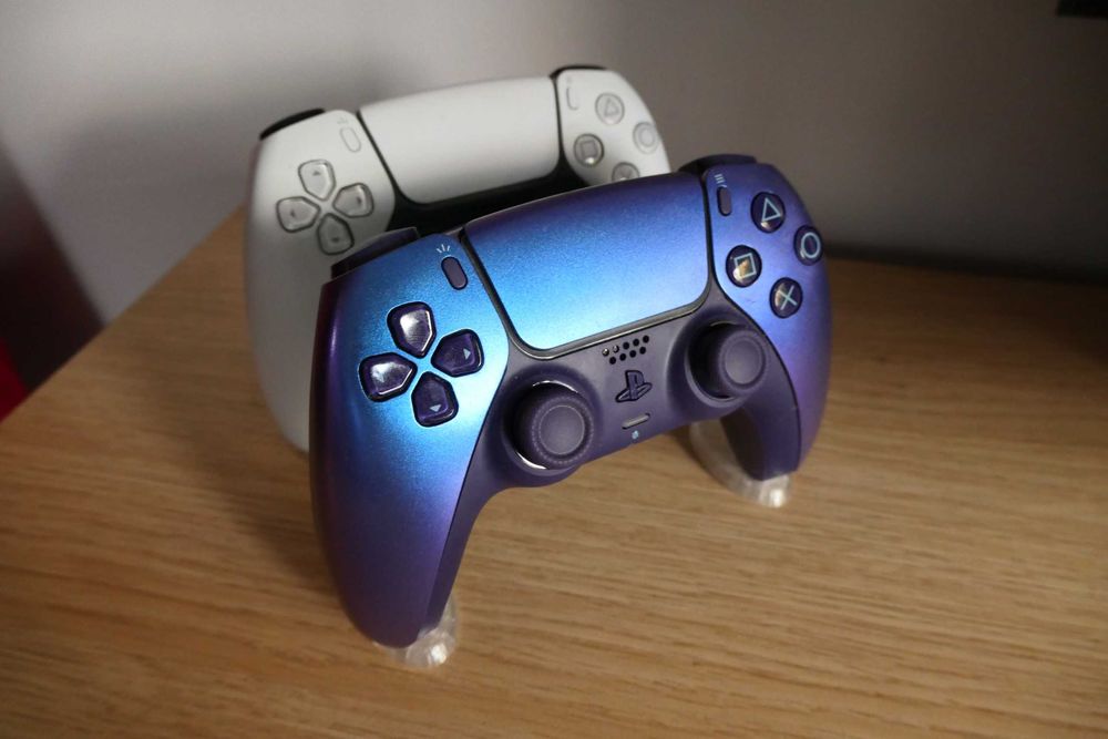 Minimalistyczna podstawka pod 2 pady XBOX Series S/X lub PS5