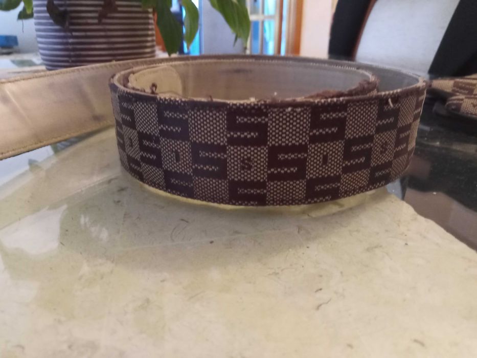 Conjunto da Sisley, carteira,cinto e luvas