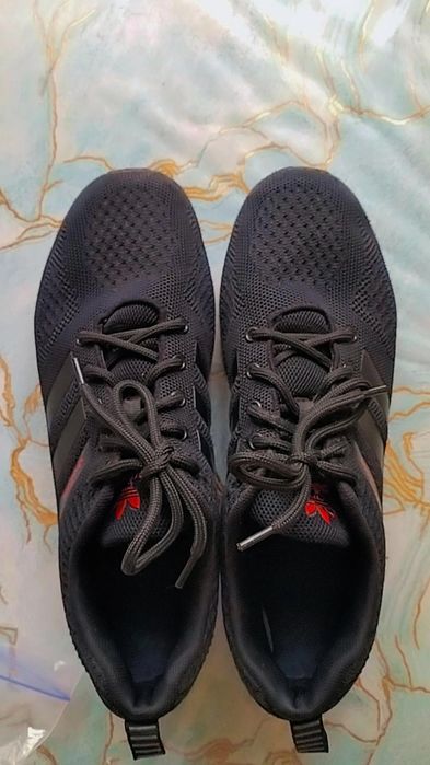 Кросівки Adidas  41 чорні з червоним