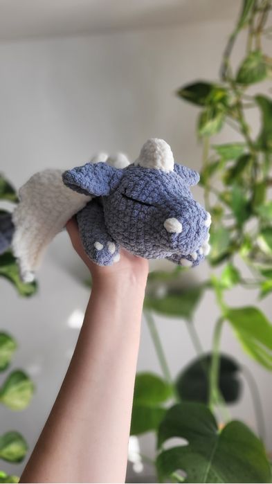 Szydełkowany smok pluszak szary kremowy