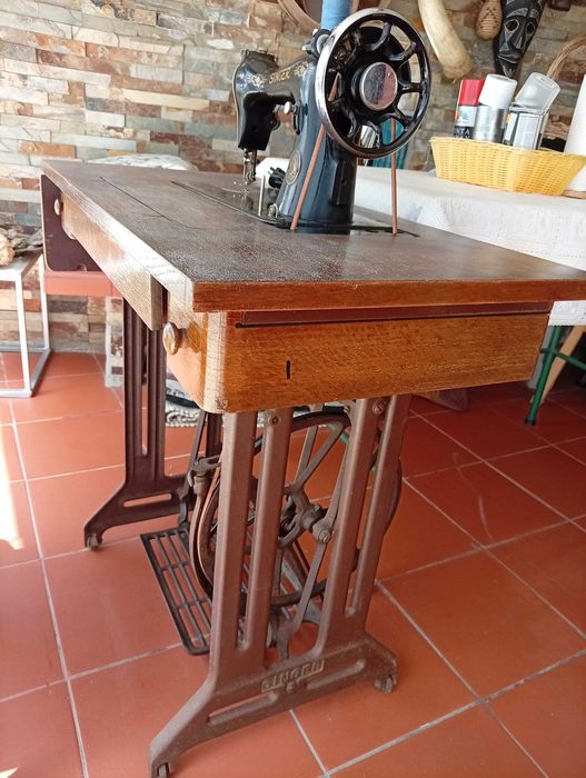 Máquina de costura Singer antiga