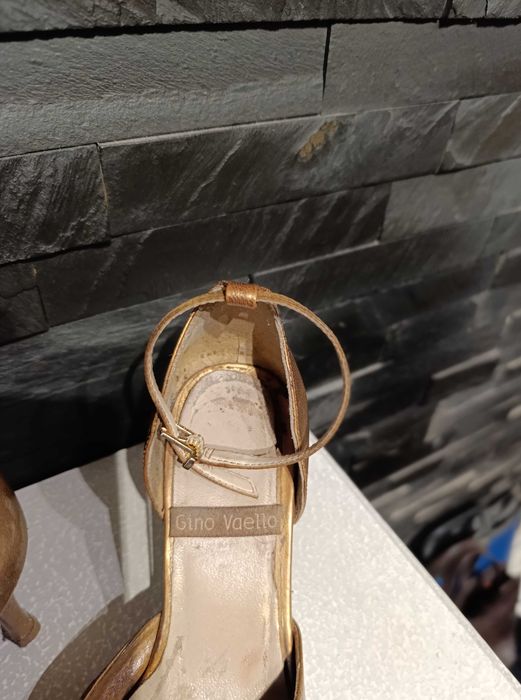Sapatos Pele e camurça salto alto dourado e castanho Nº 37 Gino Valleo