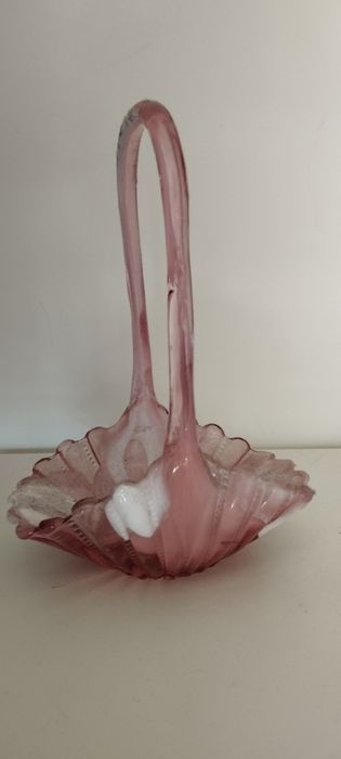 Cesta de vidro em bom estado