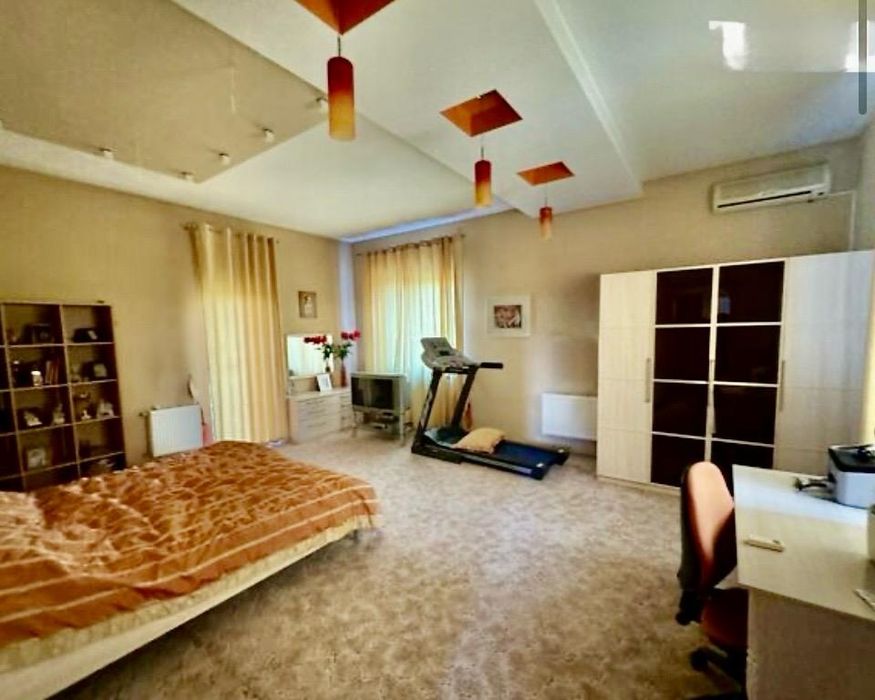 Продаю дом с бассеином в Центре