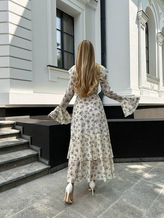 Шифонова сукня з воланами та пишними рукавами