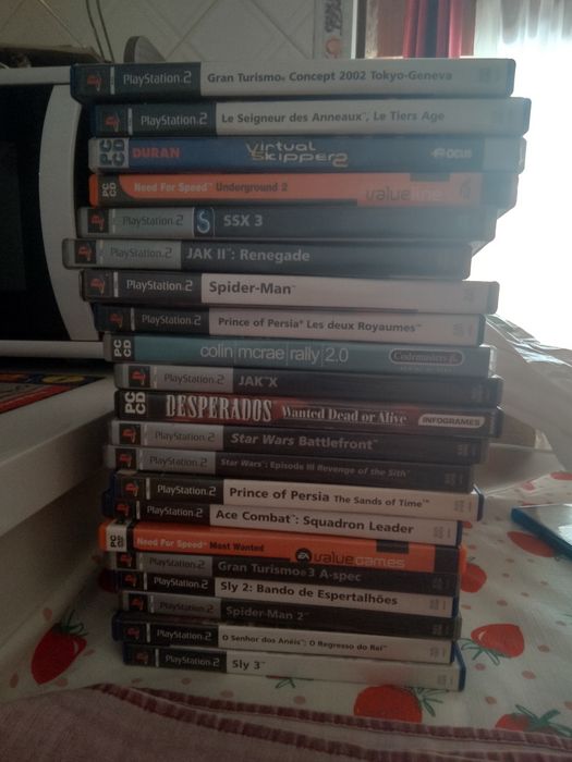 Lot de 21 video jogos para PS2 e PC (CDs riscados)