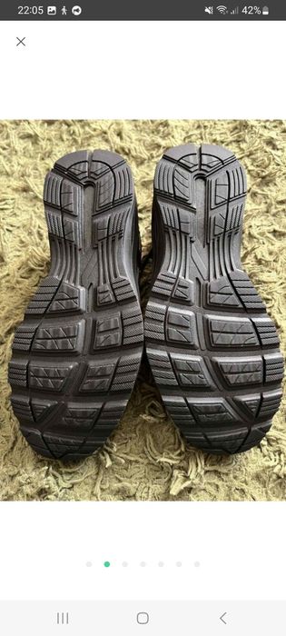 Кросівки бренду ASICS