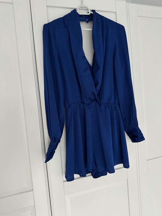 Satynowy kombinezon z kopertowym dekoltem