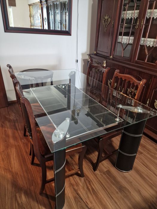 Mesa de Jantar em Vidro e Couro com 4 Cadeiras