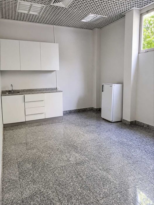 Prédio para Serviços e Comércio com 381 m² de Área - Excelente Localização em Carrazeda de Ansiães