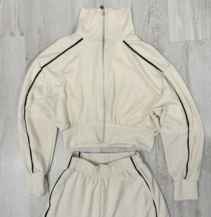 Продам кофточку celine ,костюм на кожний день.