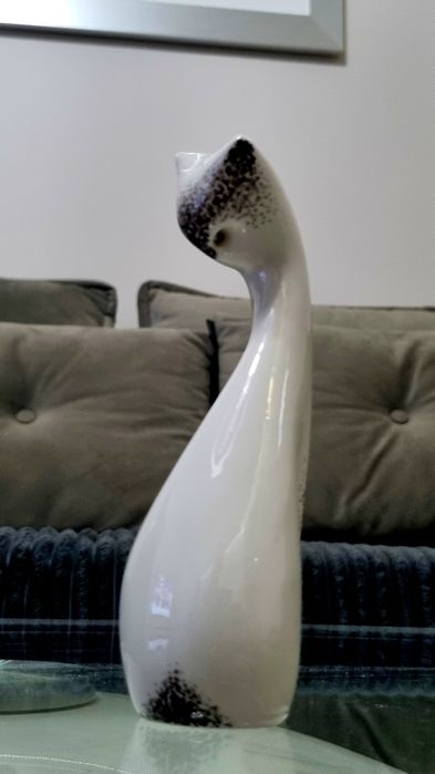 Sygnowana figurka „Siedzący kot” M. Naruszewicz Ćmielów, 1956 r.