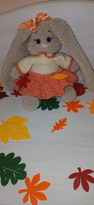 Іграшка зайчик ручної роботи з плюшевої пряжі для дітей