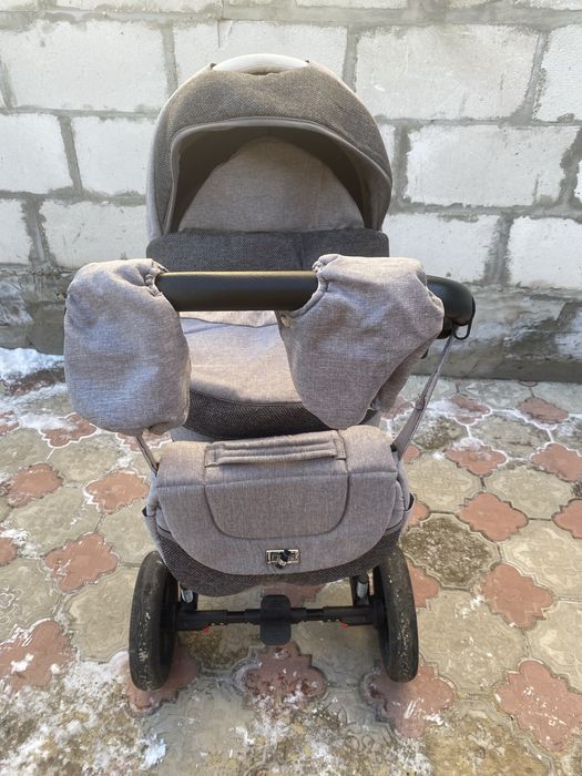Продам коляску 2 в 1 . Подойдет и для девочки и для мальчика.