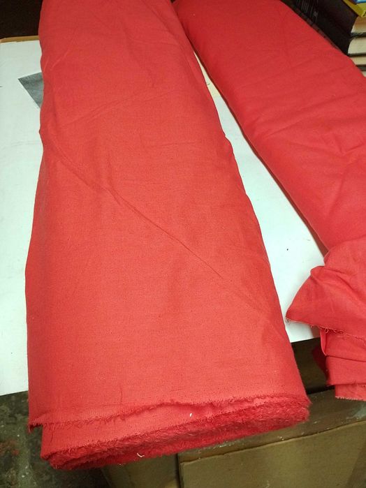 Рулон красной ткани