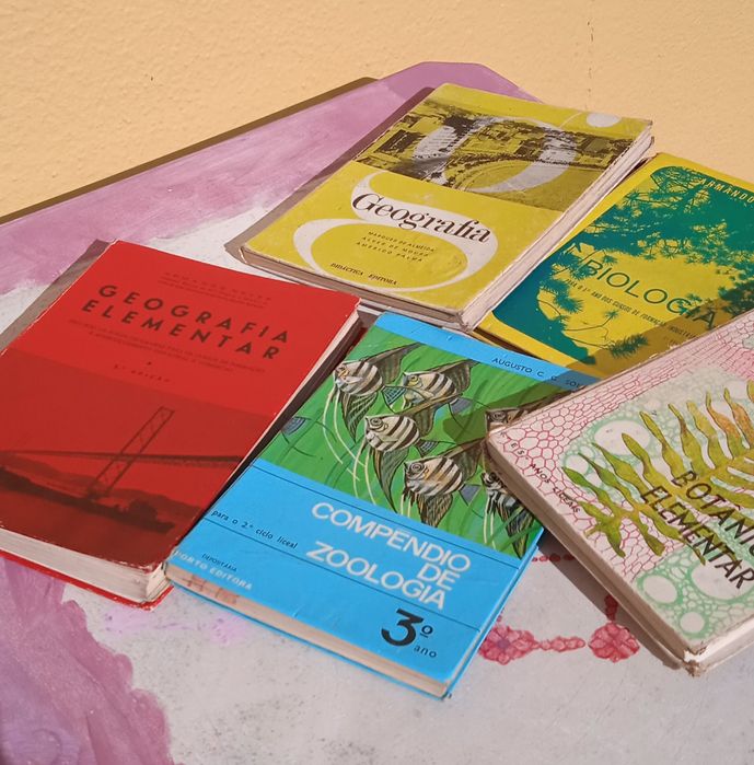 5 livros antigos (zoologia, botânica, 2 de geografia  e biologia)