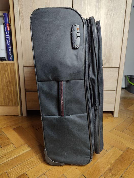 Duża czarna pojemna  walizka 70x50x28