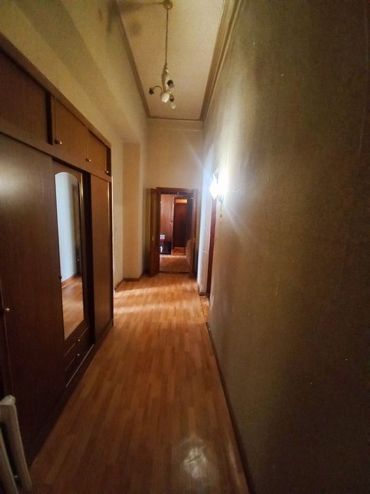 Продам 5-кімнатну квартиру 236.1 м² (2 квартири: 2к + 3к), 1 поверх, підвал