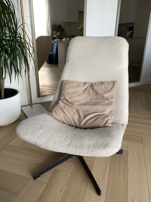 Fotel obrotowy ecru z poduszka boucle jak Ikea Havberg