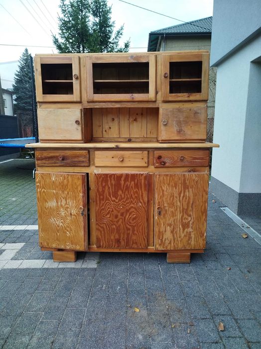 Kredens PRL. Szuka nowego właściciela.