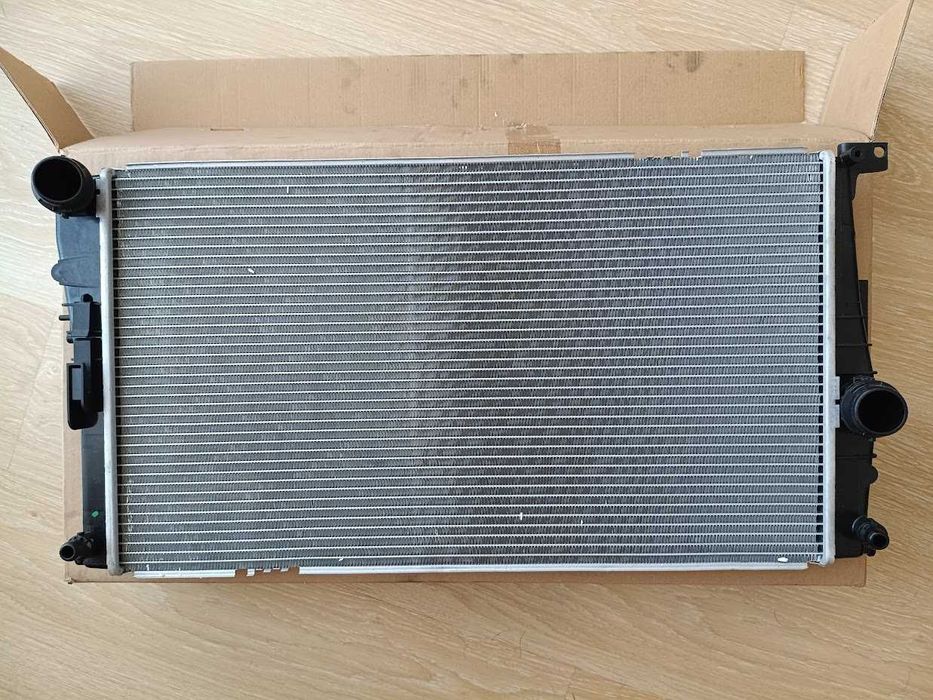 радіатор BMW F30  17117618807