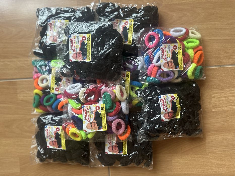 Паєтки на нитці, резинки для волосся, намистини