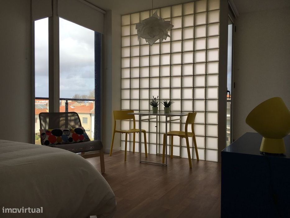 Apartamento T0 Mobilado e com varanda, Condominio Privado