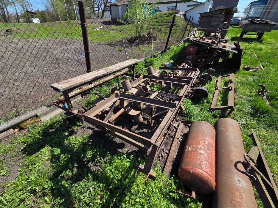 Трактор саморобний з інвентарем