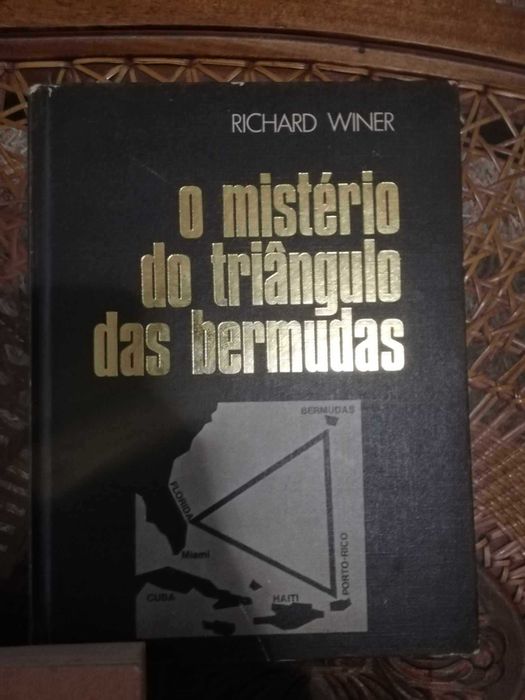 Três livros para venda