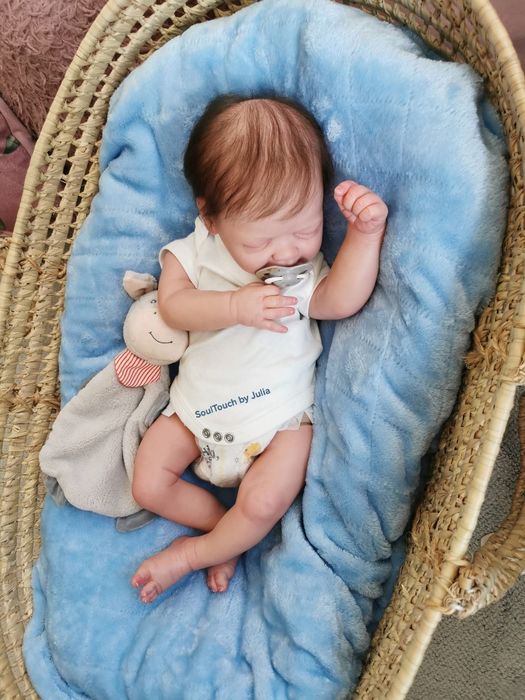 „Realistyczna lalka reborn – ręcznie malowany chłopczyk z certyfikatem