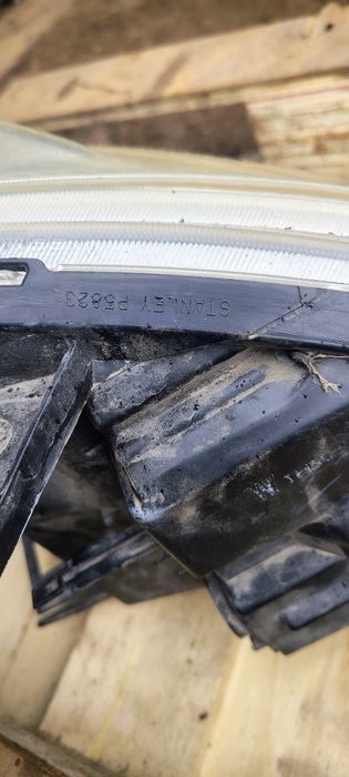 Фари Nissan Tiida