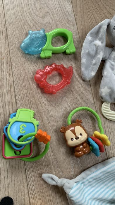 Zabawki dla niemowlaka - grzechotki, miekkie ksiażeczki, przytulanki