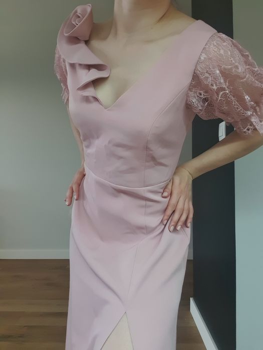 Różowa sukienka na wesele z rozcięciem