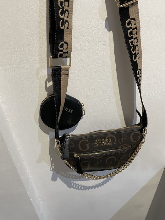 Mala guess castanha e preta com corrente dourada