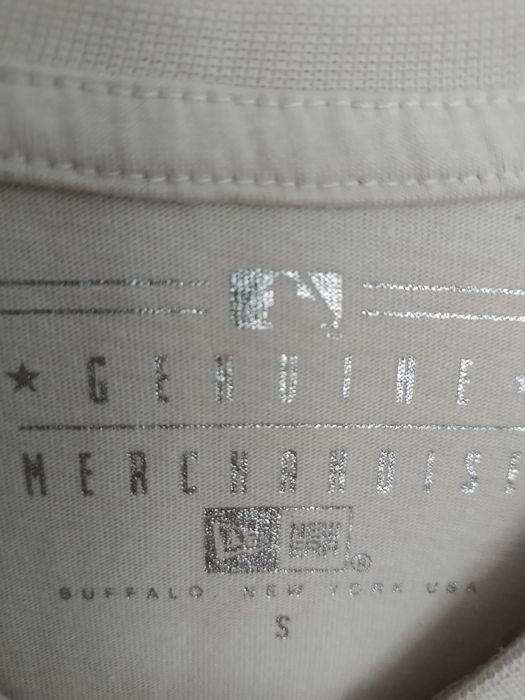 T-shirt nova com etiqueta New Era