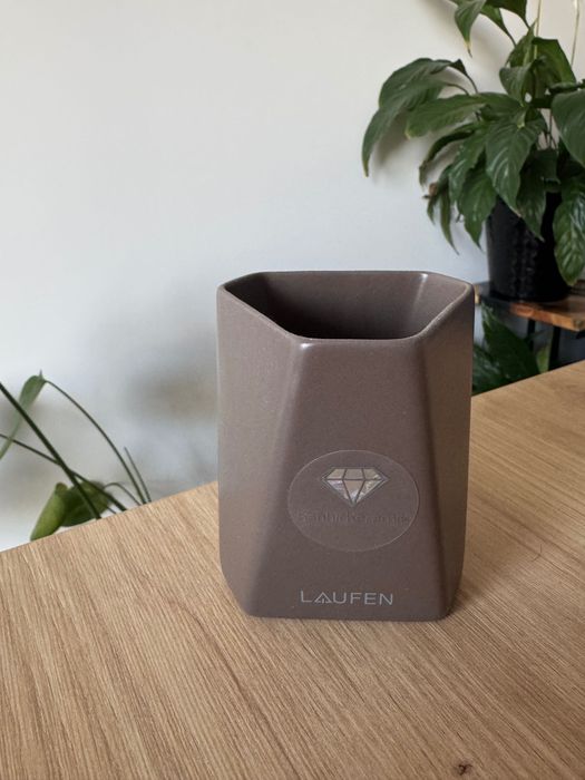 Ceramiczny kubek na szczoteczki do zębów LAUFEN
