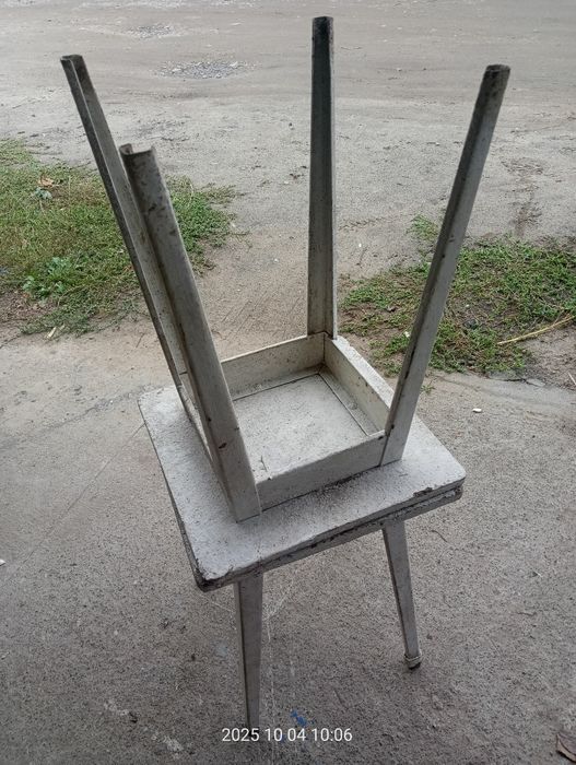 Табуретка кухонная металлическая белая б/у. неск.шт