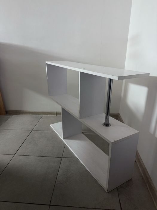 Біла полиця-стелаж сучасного дизайну з хромованими опорами