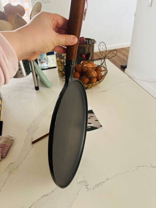 Crepeira STAUB com pega de madeira 28 cm, Ferro fundido, Preto