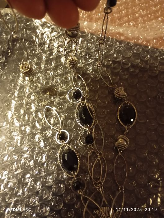 Colar com pedras pretas e elos prateados